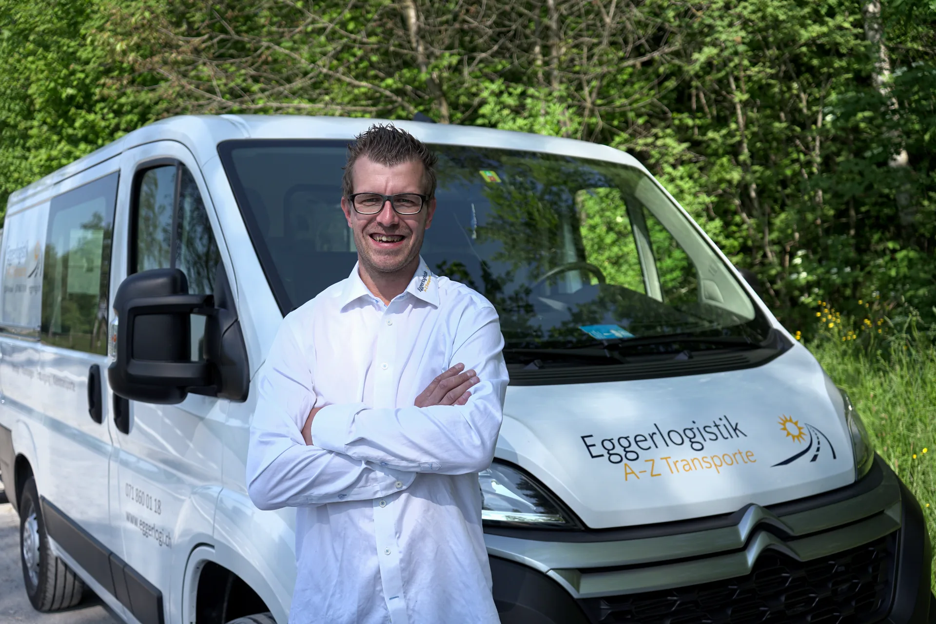 Raphael Egger – Inhaber Egger Logistik vor dem Firmenfahrzeug A-Z Transporte