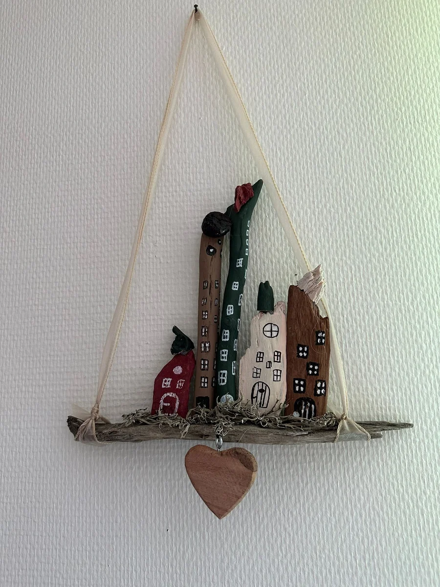 Küstenstädtchen auf Treibholz (mit rotem Herz)